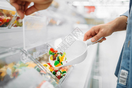 男在超市拿起一包耐嚼的糖果图片