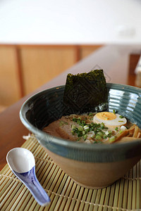 拉面日本面条汤面猪肉鸡蛋海藻图片