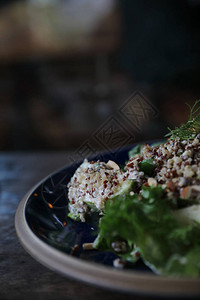 Quinoa沙拉和木图片