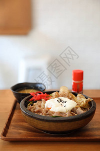 日本料理Gyudon日本牛肉饭碗上图片