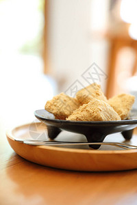 木桌上的芥末麻糬日本甜点图片