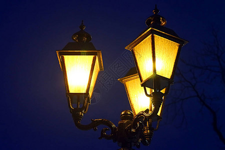 夜间路灯柱图片