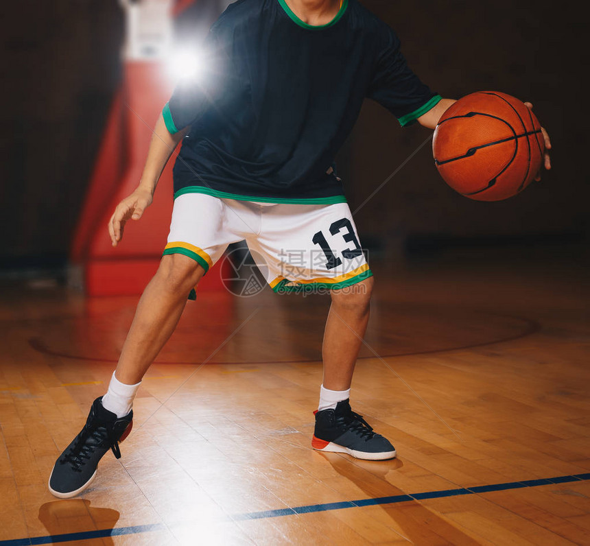 儿童篮球训练年轻的篮球运动员在木场上运球孩子们的篮球训练课程青少年篮球比图片