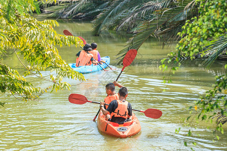 在运河中学习皮划艇的年轻学生SriNakhonKhueanKhan公园和植物园背景图片