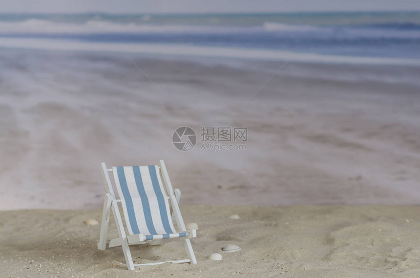 沙滩上的蓝白条纹躺椅图片