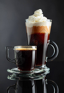 黑色反射背景的各种咖啡饮料图片