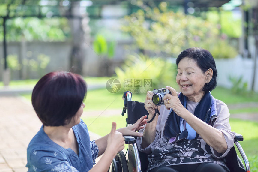 儿女在后院照顾年长的母亲孩子和图片