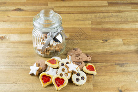 美味的圣诞饼干木制背图片