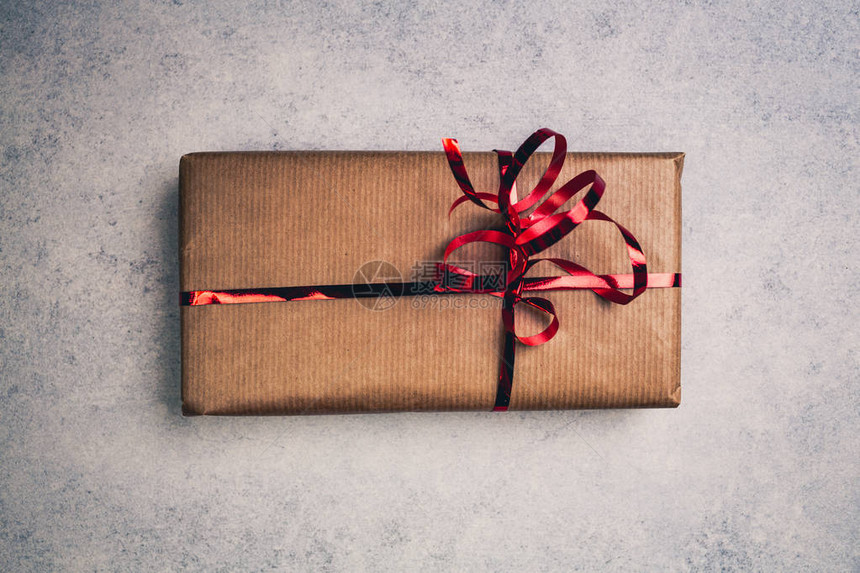 礼物或礼物装在棕色纸盒里图片