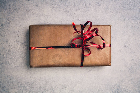 礼物或礼物装在棕色纸盒里图片