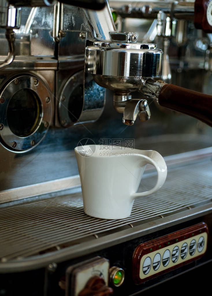 以正确的方式开始新的一天咖啡杯小杯子供应咖啡或浓缩咖啡饮料不锈钢咖啡机或咖啡机在商业咖啡馆或咖图片
