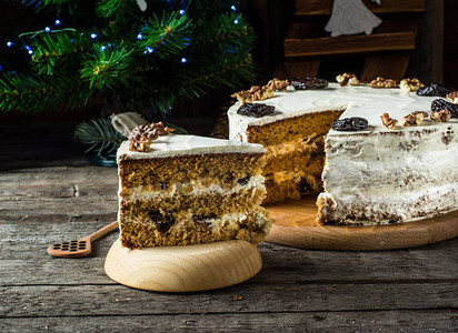 传统的俄罗斯蜂蜜蛋糕冬季组成圣诞蛋糕新年装饰品天使图片