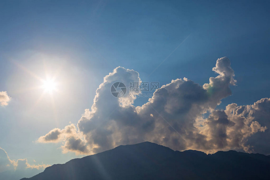 蓝天太阳和云在山上图片