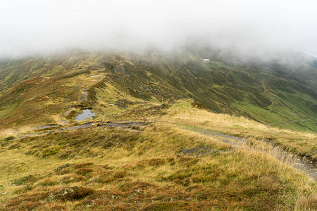 山云中的雨天和徒步小径上的青山图片
