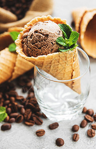 咖啡冰淇淋和咖啡豆放图片