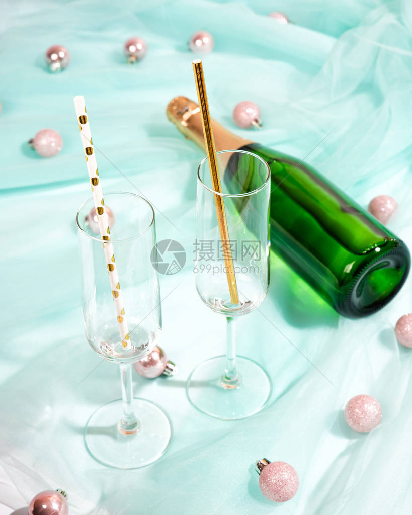 瓶装香槟和礼品盒图片