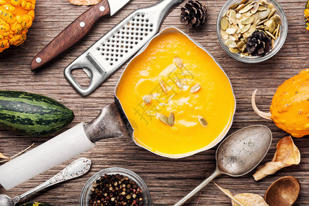 复古平底锅中的秋季南瓜奶油汤秋季食品图片