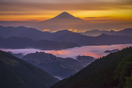 早晨的富士山和雾海图片