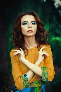漂亮的模特穿着五颜六色的孔雀裙摆姿势图片