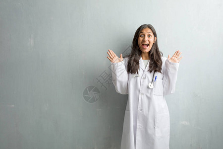 年轻印度女医生对着一堵墙欢喜地尖叫图片