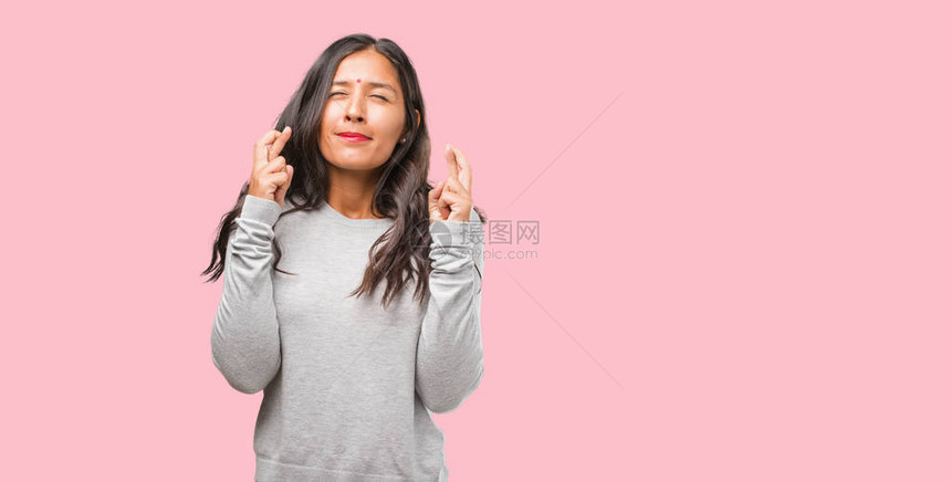 印度年轻女子交叉手指的肖像图片
