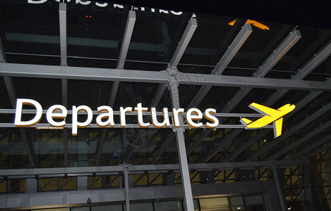 关于离开区飞机夜间在机场的标牌旅行概念的信息11月1图片