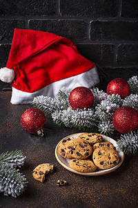 圣诞树附近圣诞老人的曲奇饼干顶背景图片