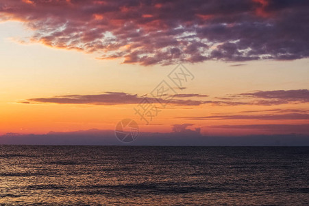 在爱琴海地平线的早晨日出图片