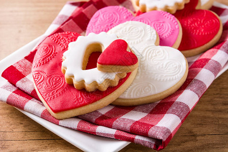 情人节的心形饼干放在木图片