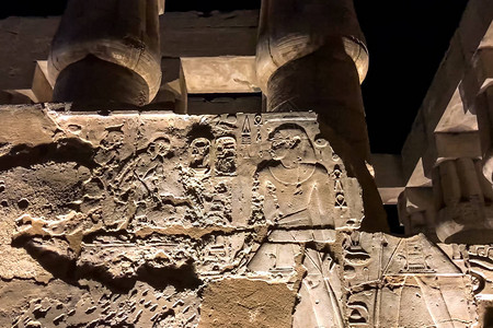 墙壁和柱子上的埃及象形文字和图画高清图片