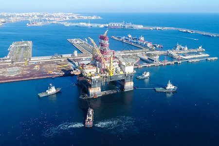 港口的钻井平台石油平台的牵引背景图片