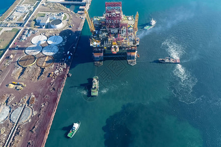 港口的钻井平台石油平台的牵引图片