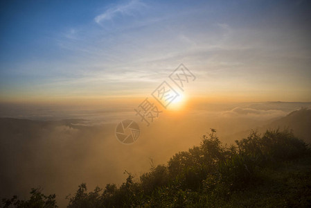 有雾的风景戏剧早晨美丽的日出薄雾覆盖山背景森林山雾图片