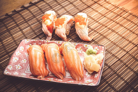 竹席上的三文鱼寿司图片