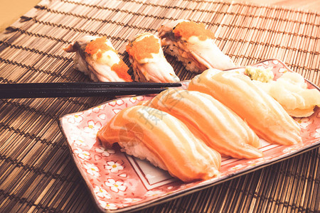 竹席上的三文鱼寿司图片