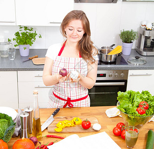 年轻女子在厨房做饭健康食品蔬菜沙拉饮食节食的概念健康的生活方式在家做图片