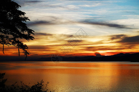 山区湖夜光图片