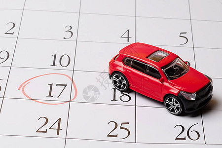 红色玩具车位于日历上17号车背景图片