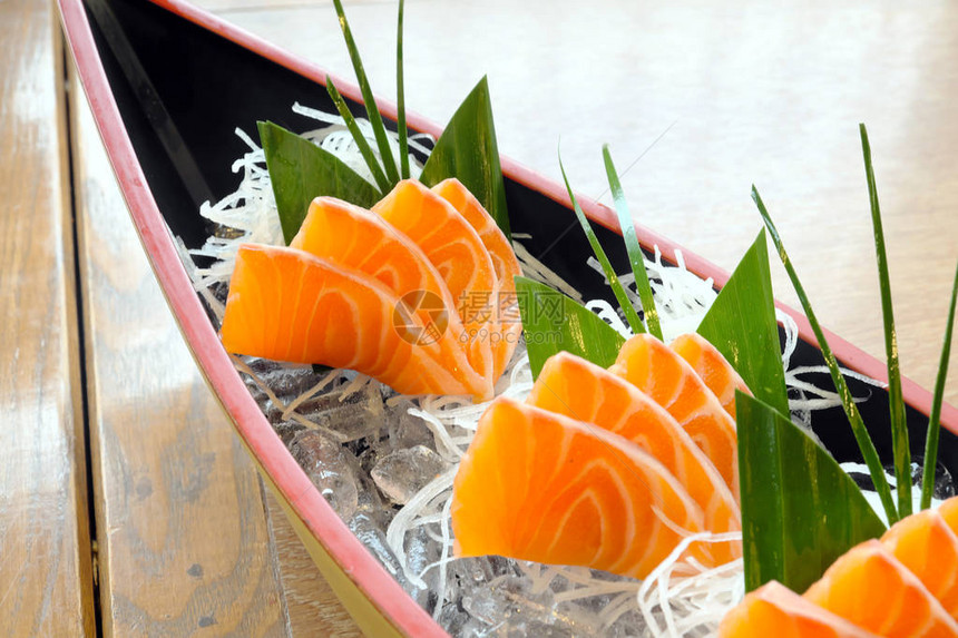 三文鱼生片日本料理图片