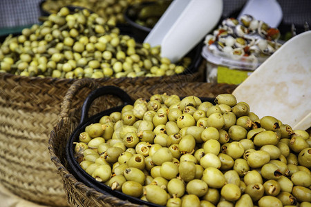 市场上的橄榄熟制食品的图片