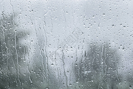 雨滴落在窗户上美丽的背景图片