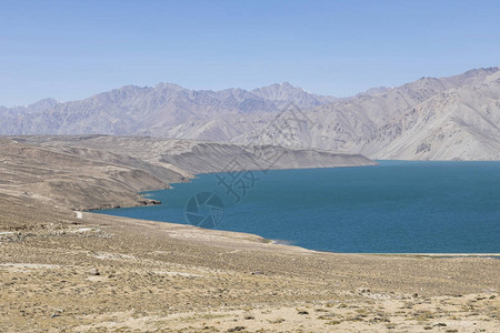 塔吉克斯坦布卢库尔附近的帕米尔山脉中图片