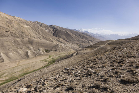 塔吉克斯坦帕米尔山脉沙漠景观中的帕米尔公路图片