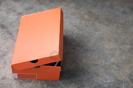 带盖的橙色纸鞋盒图片