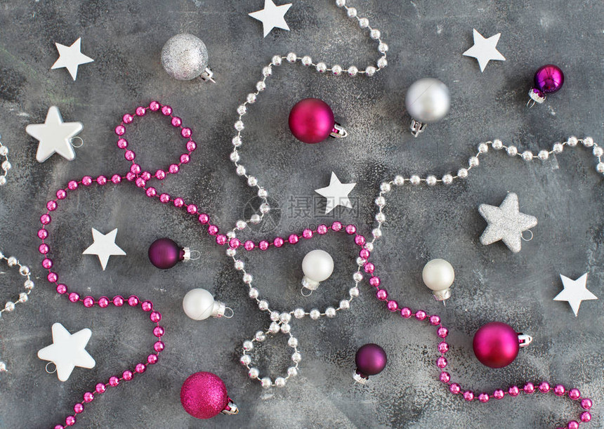 银色和粉红色的圣诞节装饰品以灰色图片