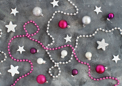 银色和粉红色的圣诞节装饰品以灰色背景图片