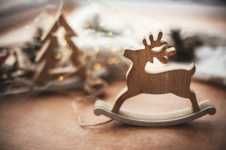 木桌上的乡村驯鹿圣诞玩具图片