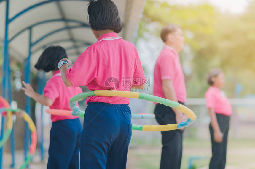 女学生在学校为健康而与呼拉休普图片