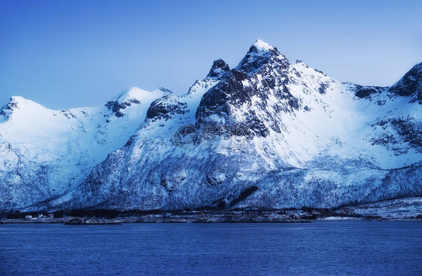 山脊和海洋水面挪威Lofoten群岛的自然景观日落图片