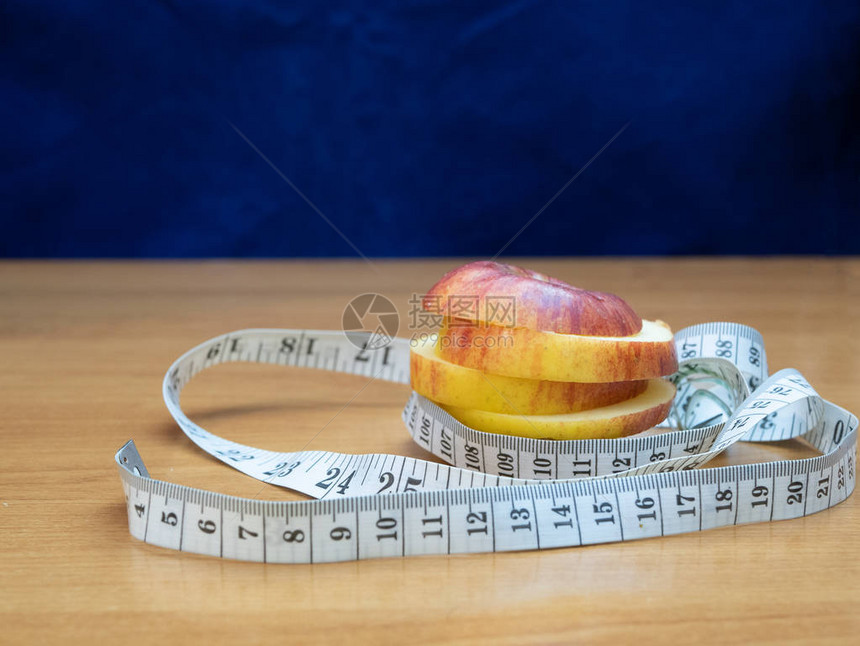 在木桌的标尺中切片苹果健身减重概念前拍图片